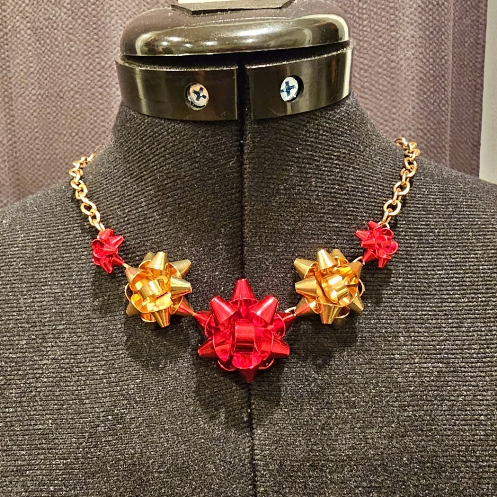 Metal bow necklace